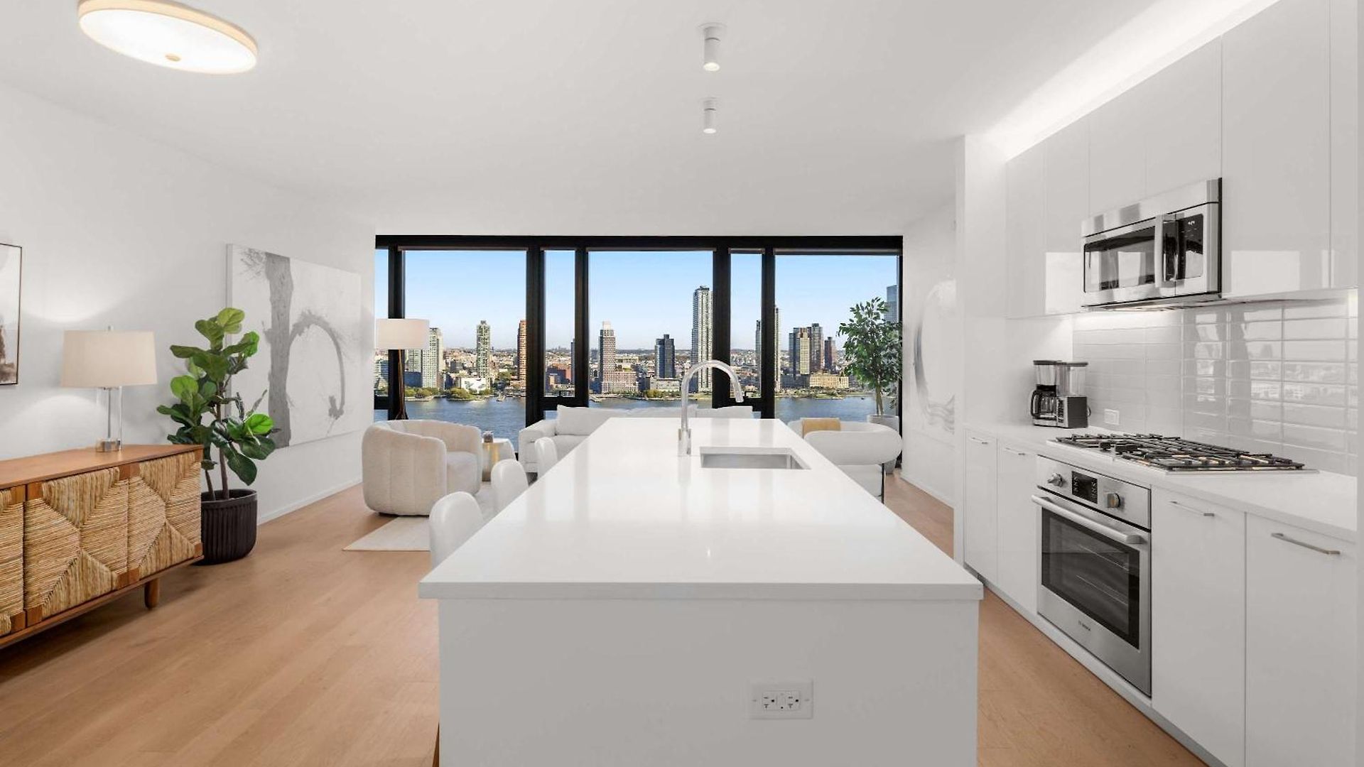 Embassy Ii 24th Floor 2br With Doorman Gym Pool * New York