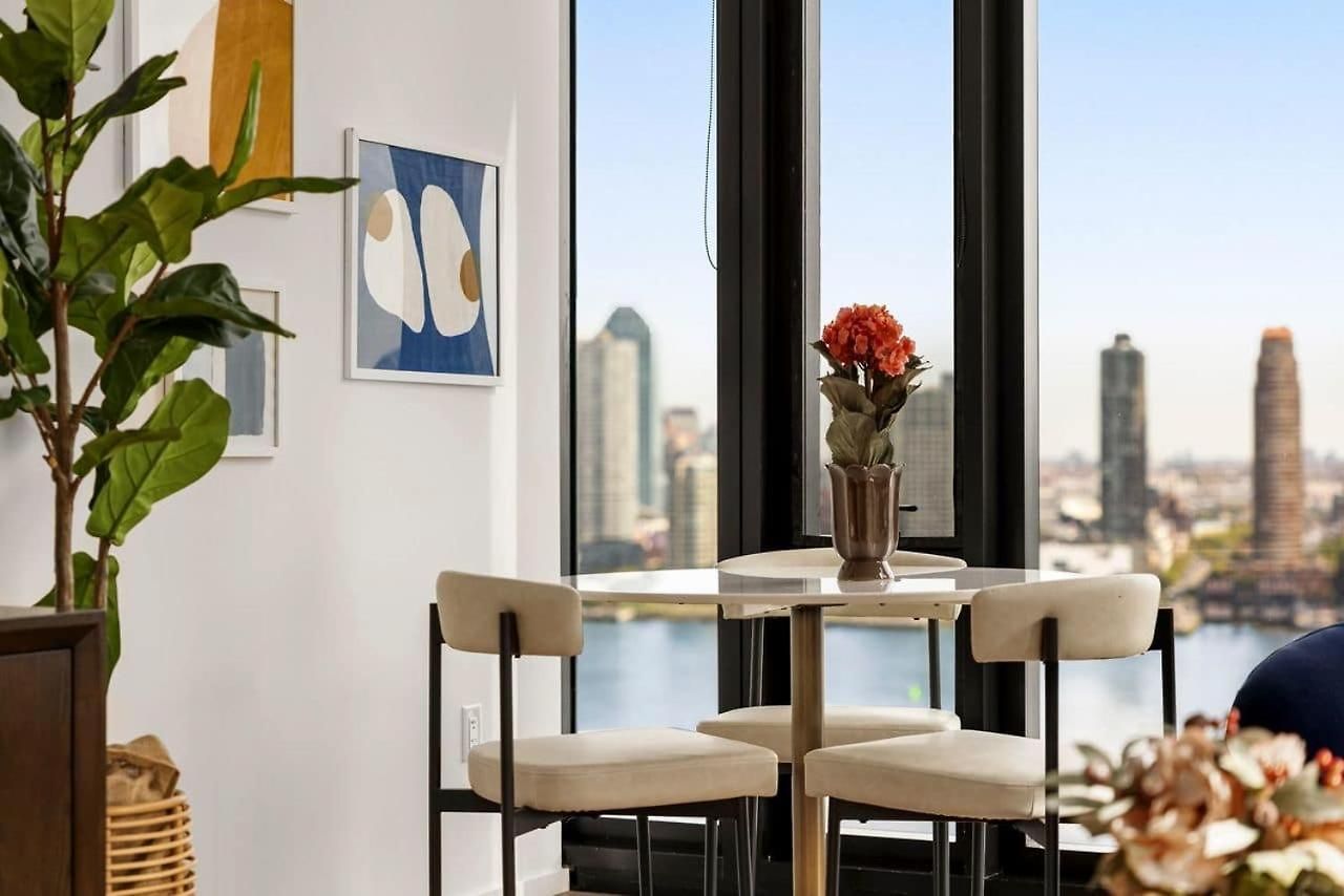 Embassy I 21st Floor 2br With Doorman Gym Pool