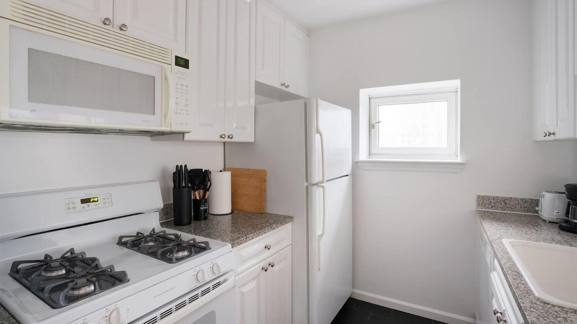 43-20a Newly Furnished 1br- Full Service Doorman Laundry Gym Business Center