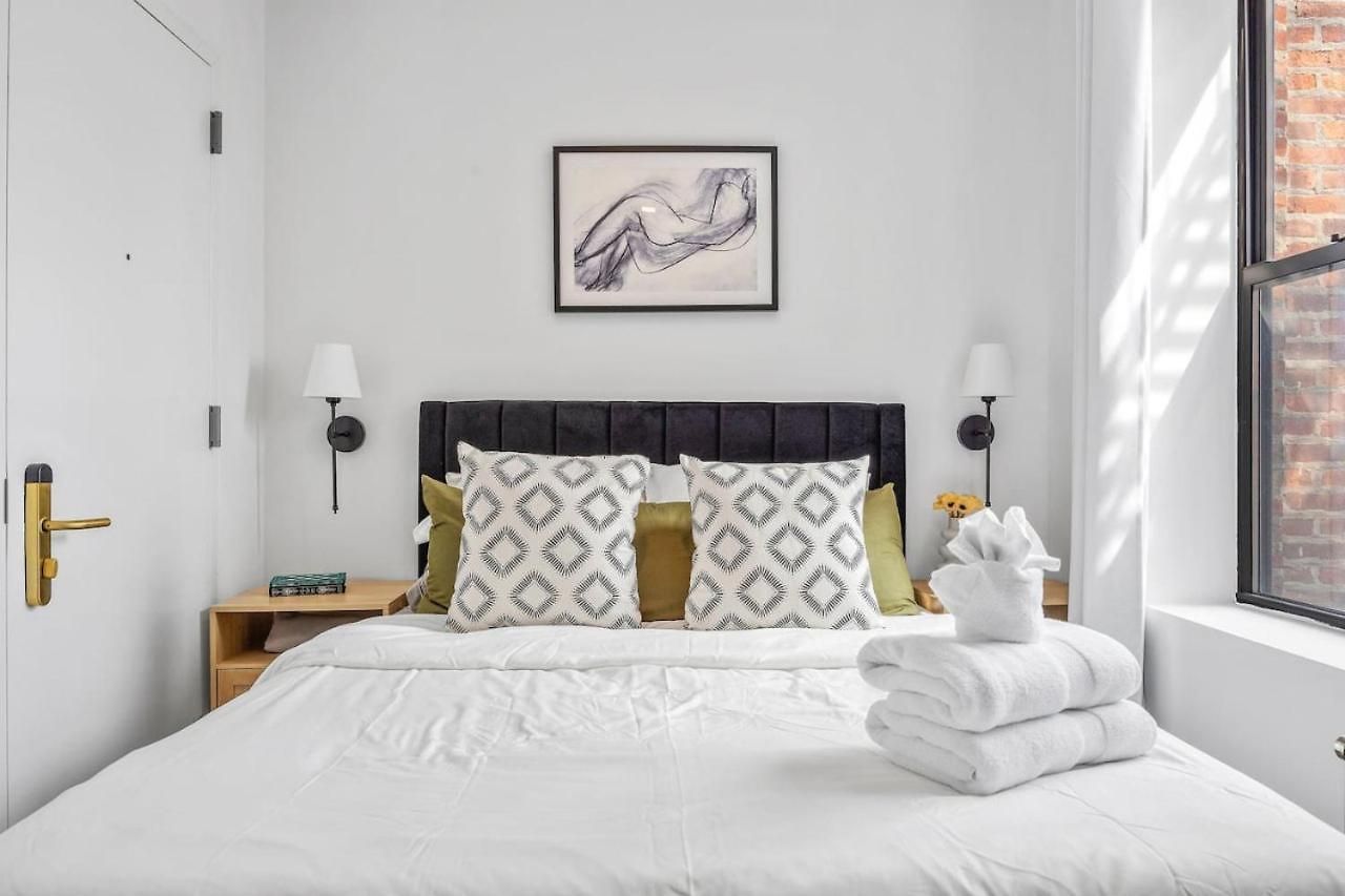 Bright Bedford Lofts With Laundry Apartment