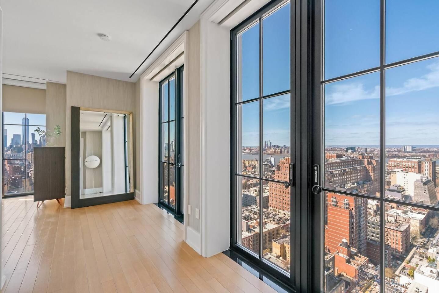 Penthouse Modern Spacious Bedrooms