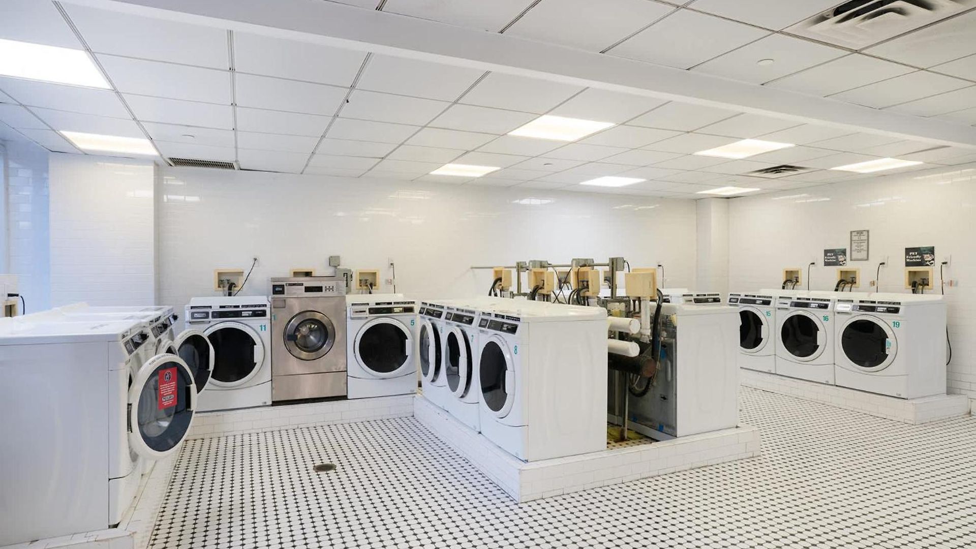 Apartment 43-20a Newly Furnished 1br- Full Service Doorman Laundry Gym Business Center *