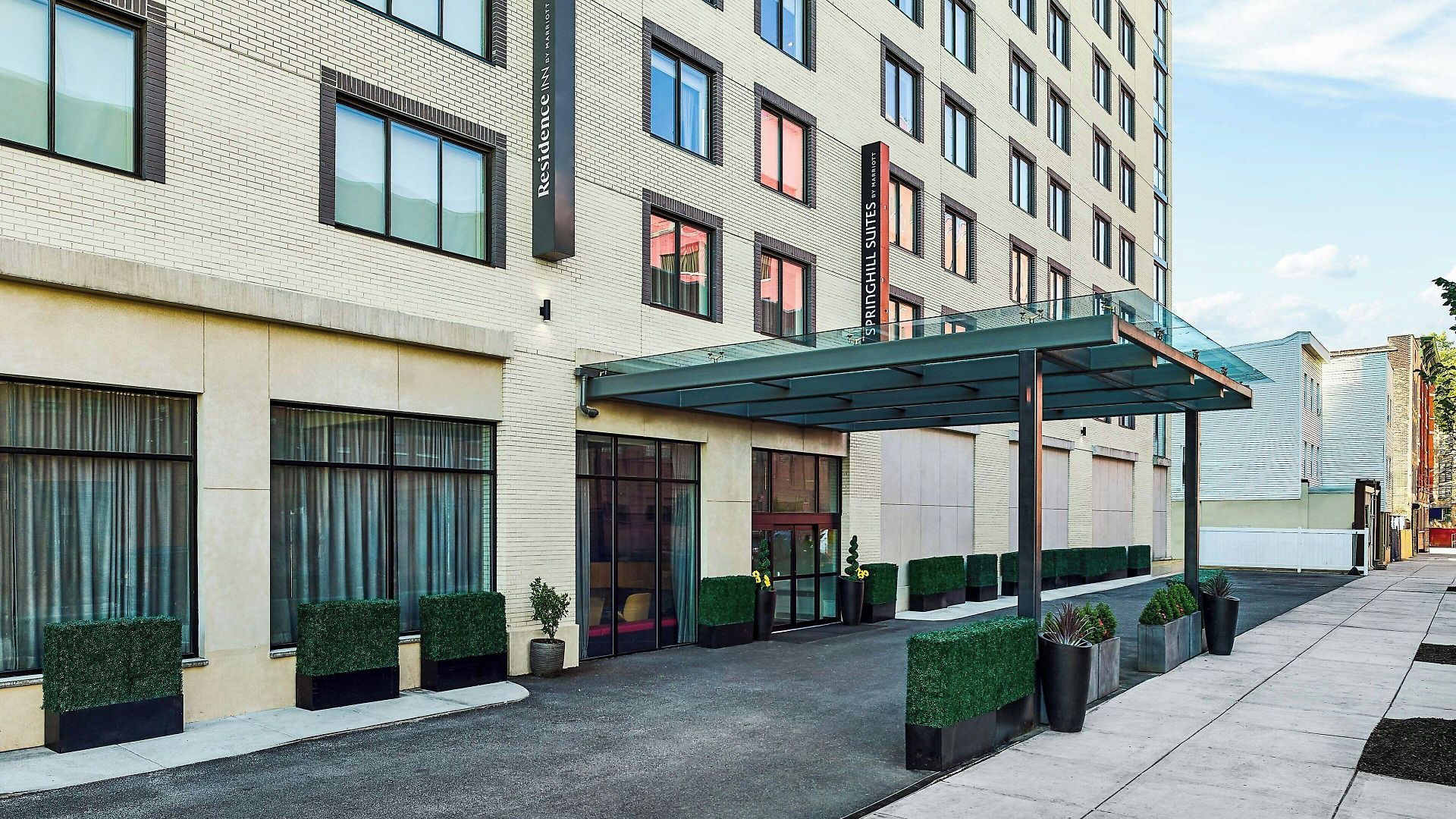 Hotel By Marriott Queens 3*