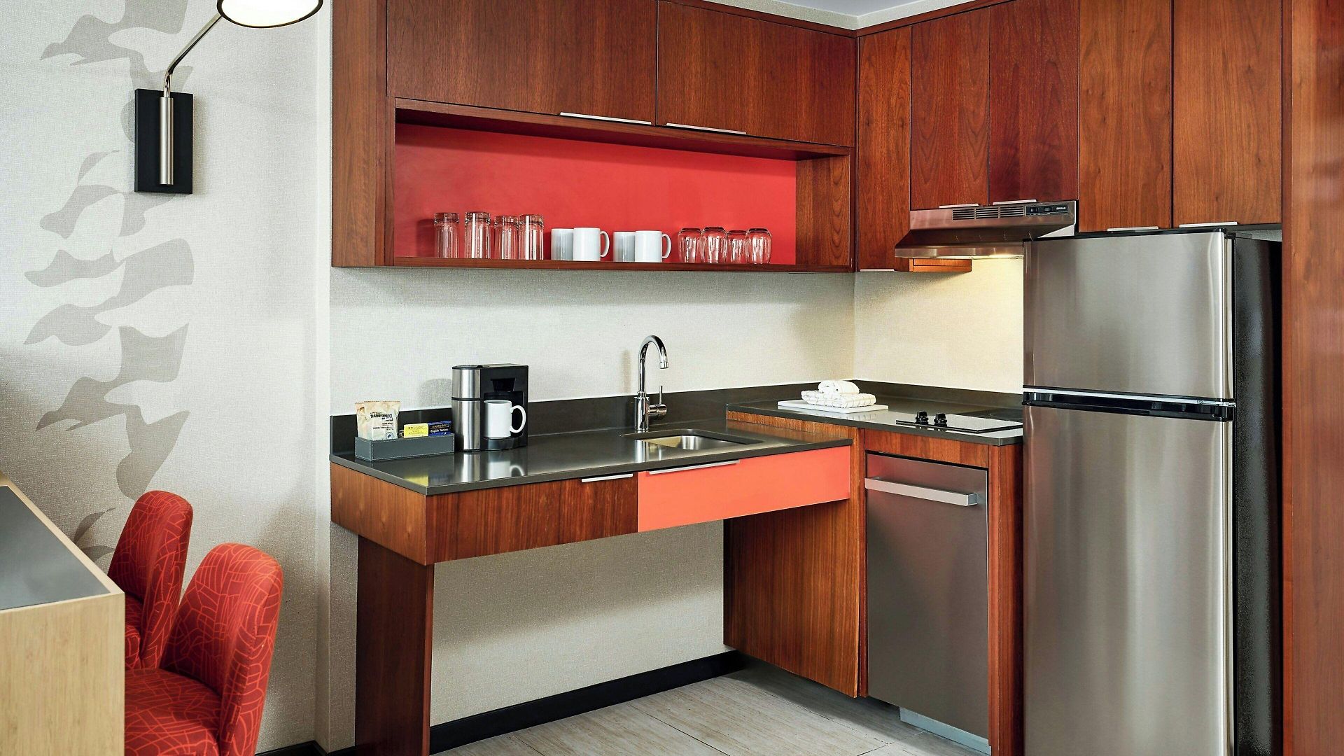 By Marriott Queens Hotel 3*