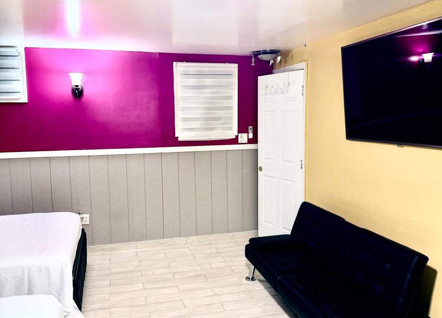 Large 3-bedrooms/2-bath Apt, One Block To Train Homestay *