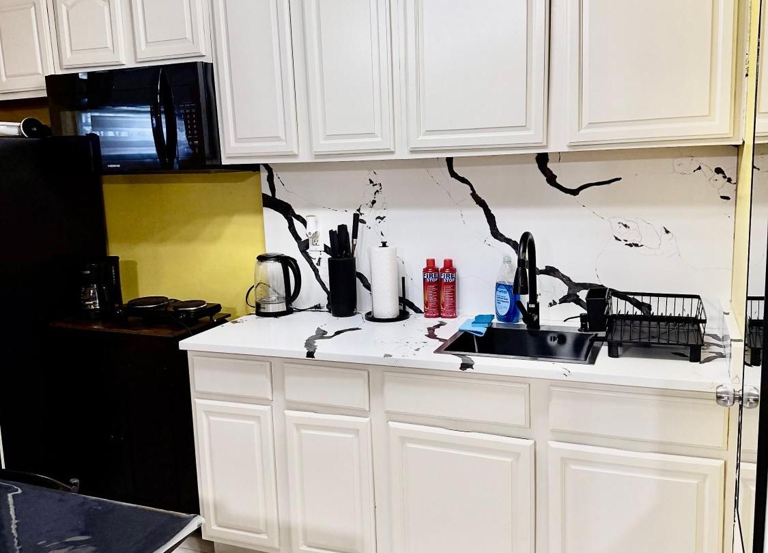 Homestay Large 3-bedrooms/2-bath Apt, One Block To Train *