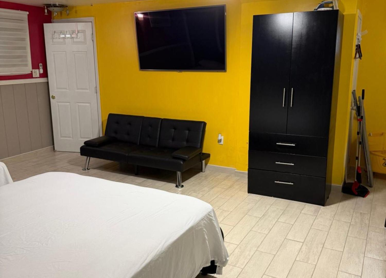 Homestay Large 3-bedrooms/2-bath Apt, One Block To Train