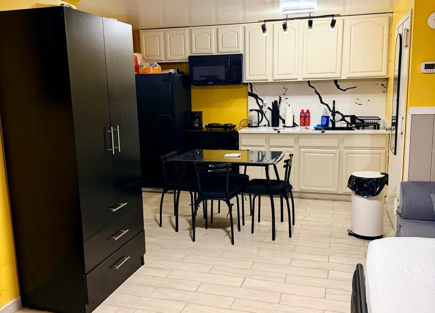 Homestay Large 3-bedrooms/2-bath Apt, One Block To Train