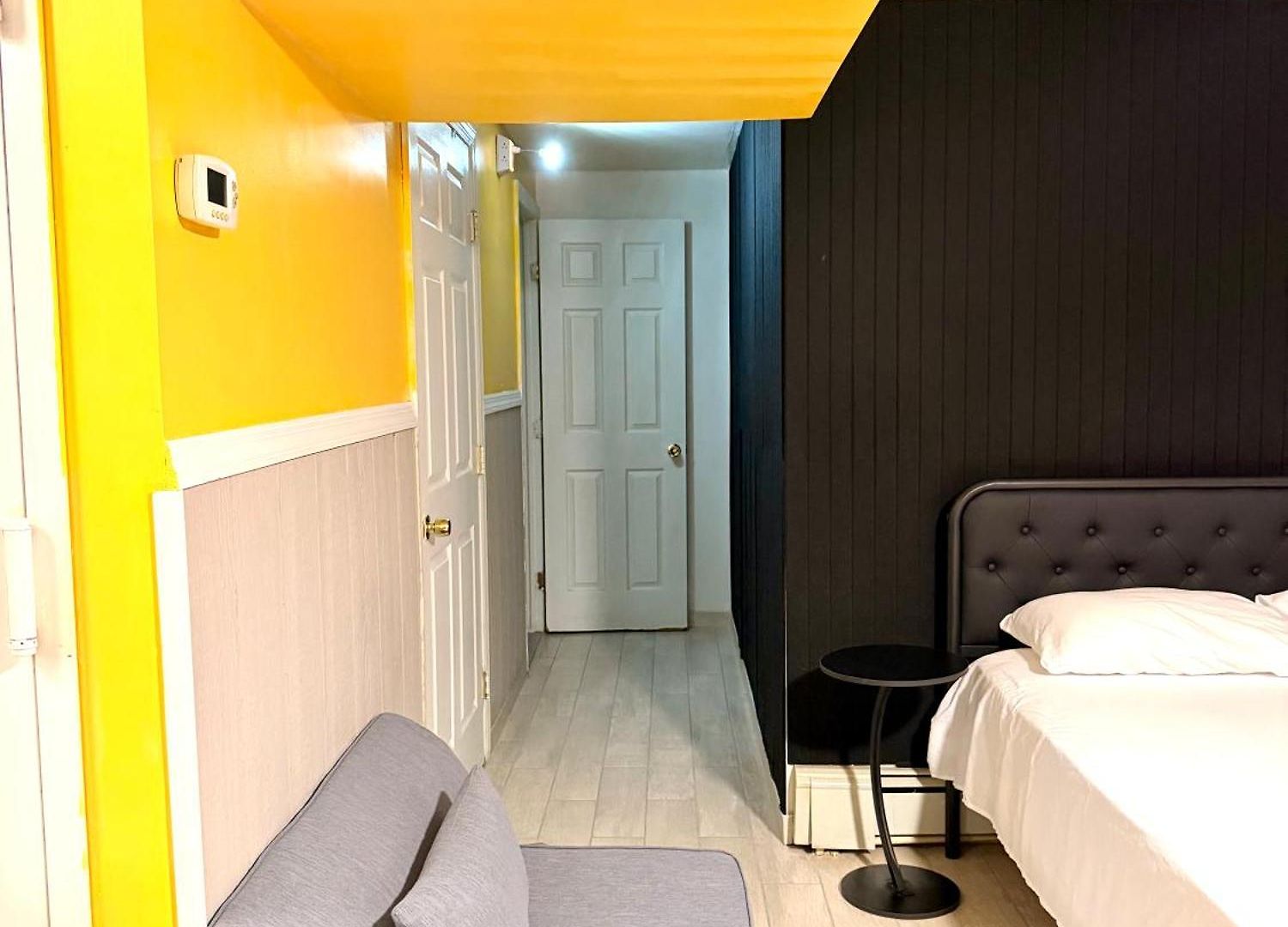 Homestay Large 3-bedrooms/2-bath Apt, One Block To Train *