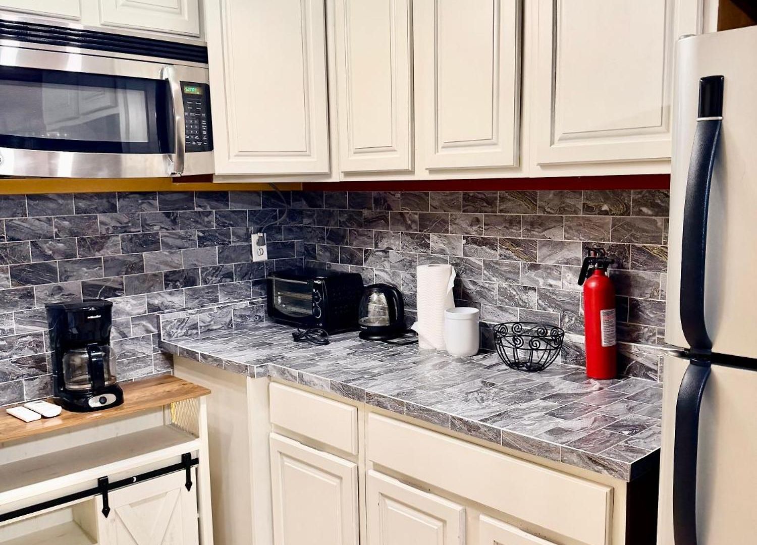 Large 3-bedrooms/2-bath Apt, One Block To Train Homestay