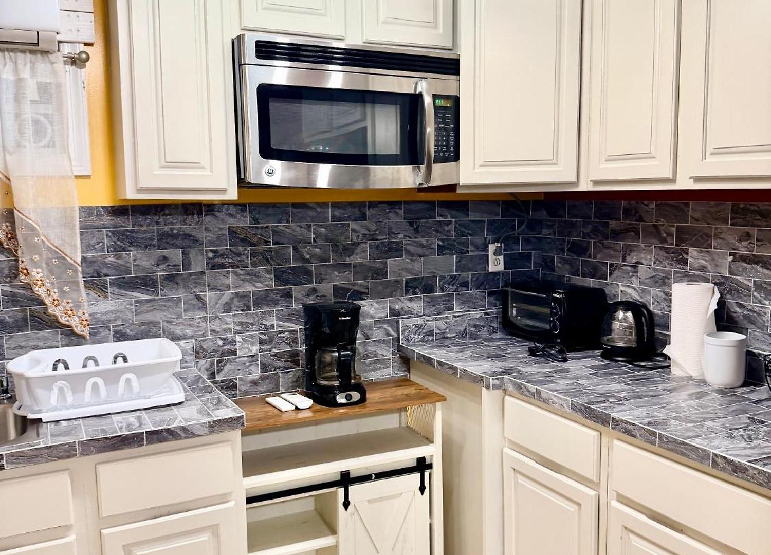 Large 3-bedrooms/2-bath Apt, One Block To Train Homestay New York