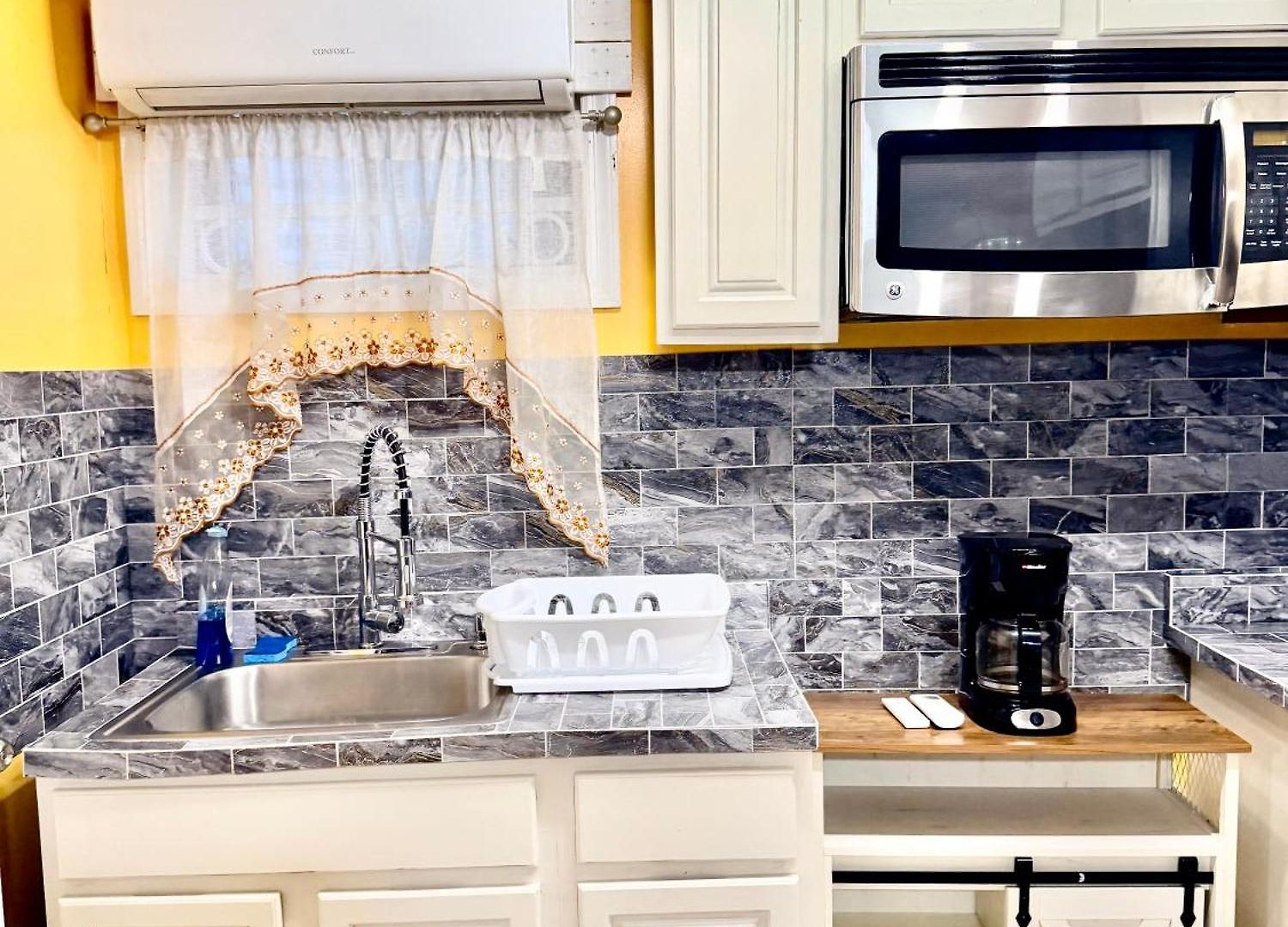 Large 3-bedrooms/2-bath Apt, One Block To Train Homestay