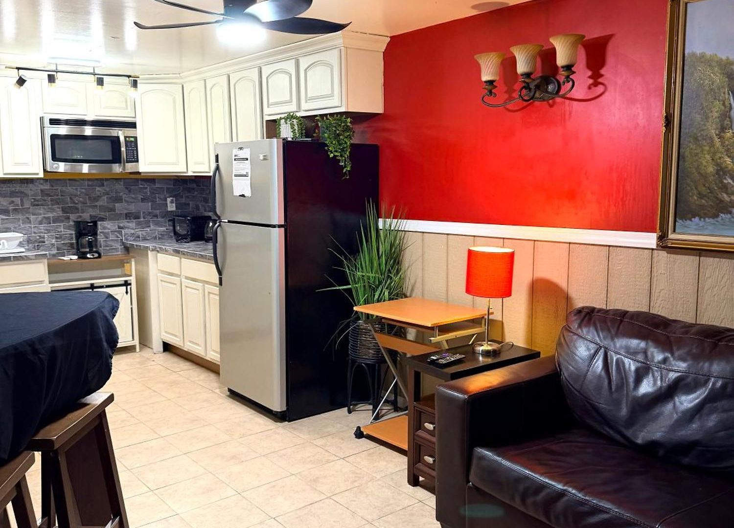 Homestay Large 3-bedrooms/2-bath Apt, One Block To Train
