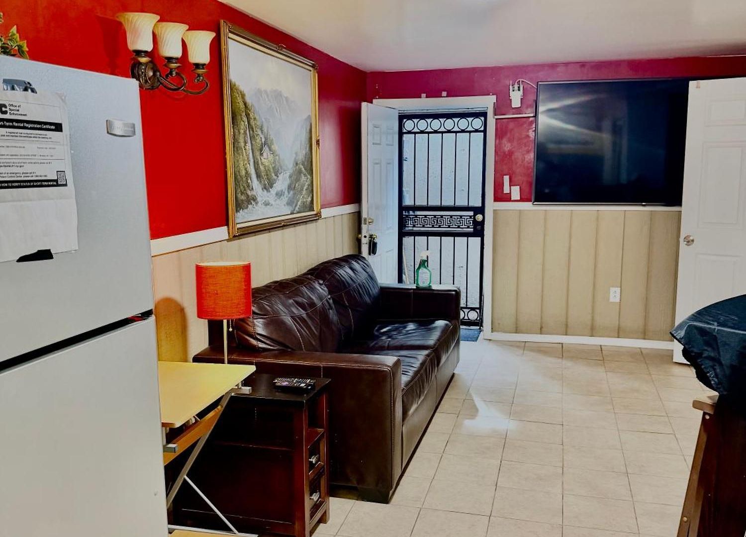 Large 3-bedrooms/2-bath Apt, One Block To Train Homestay New York