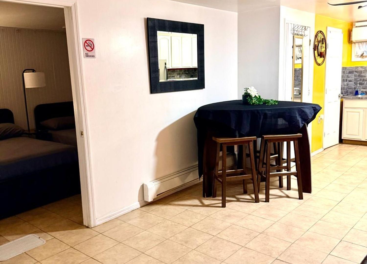 Homestay Large 3-bedrooms/2-bath Apt, One Block To Train New York