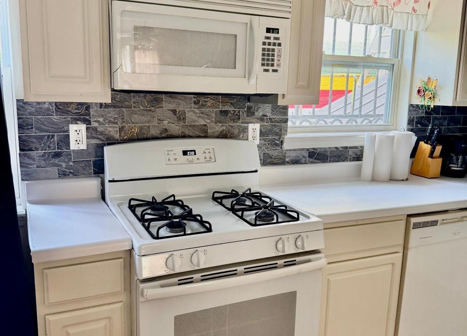 Homestay Large 3-bedrooms/2-bath Apt, One Block To Train