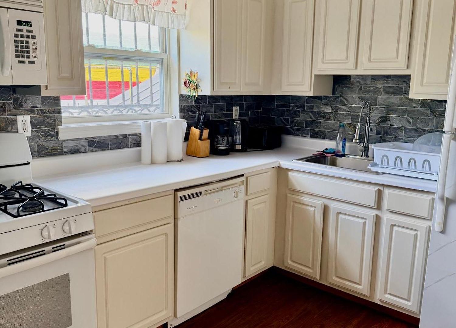 Large 3-bedrooms/2-bath Apt, One Block To Train Homestay New York
