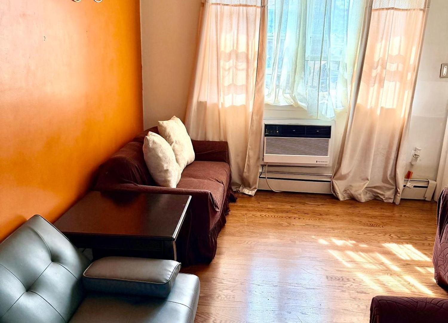 Large 3-bedrooms/2-bath Apt, One Block To Train Homestay New York