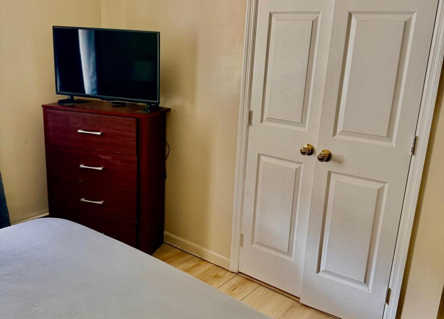 Large 3-bedrooms/2-bath Apt, One Block To Train * New York