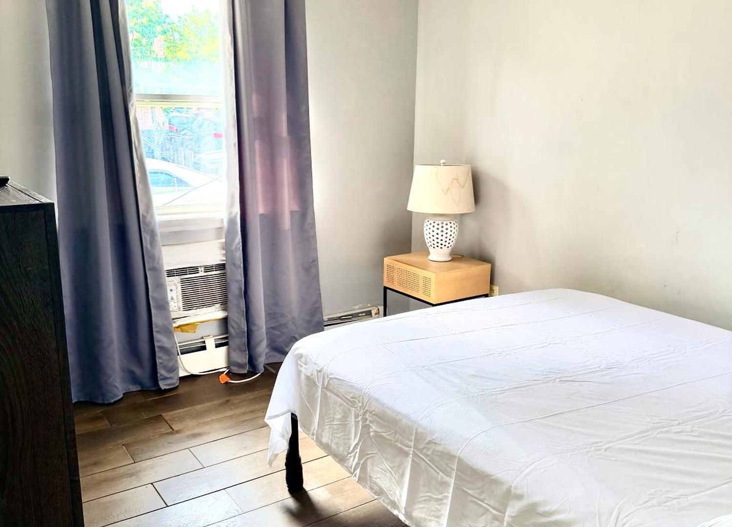 Homestay Large 3-bedrooms/2-bath Apt, One Block To Train *