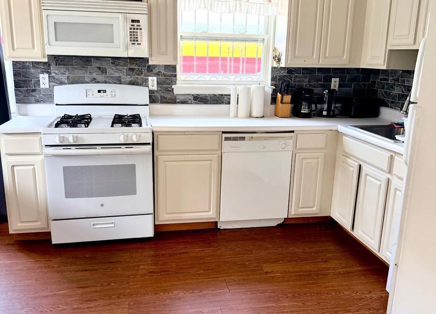 Large 3-bedrooms/2-bath Apt, One Block To Train Homestay *
