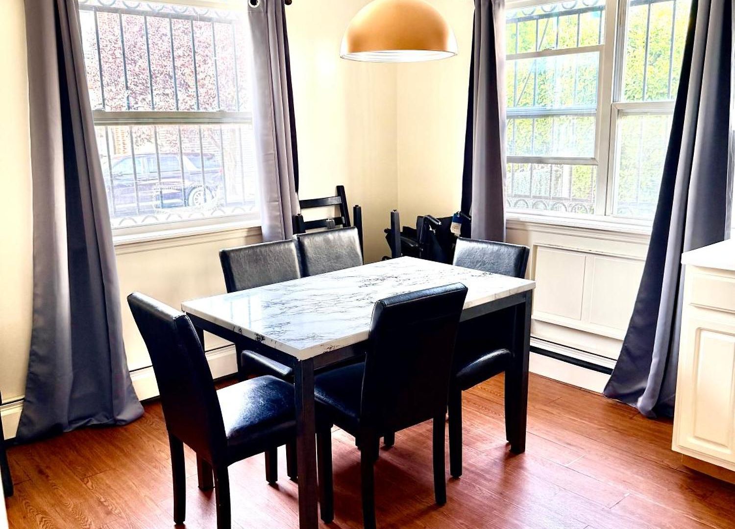 Large 3-bedrooms/2-bath Apt, One Block To Train Homestay *
