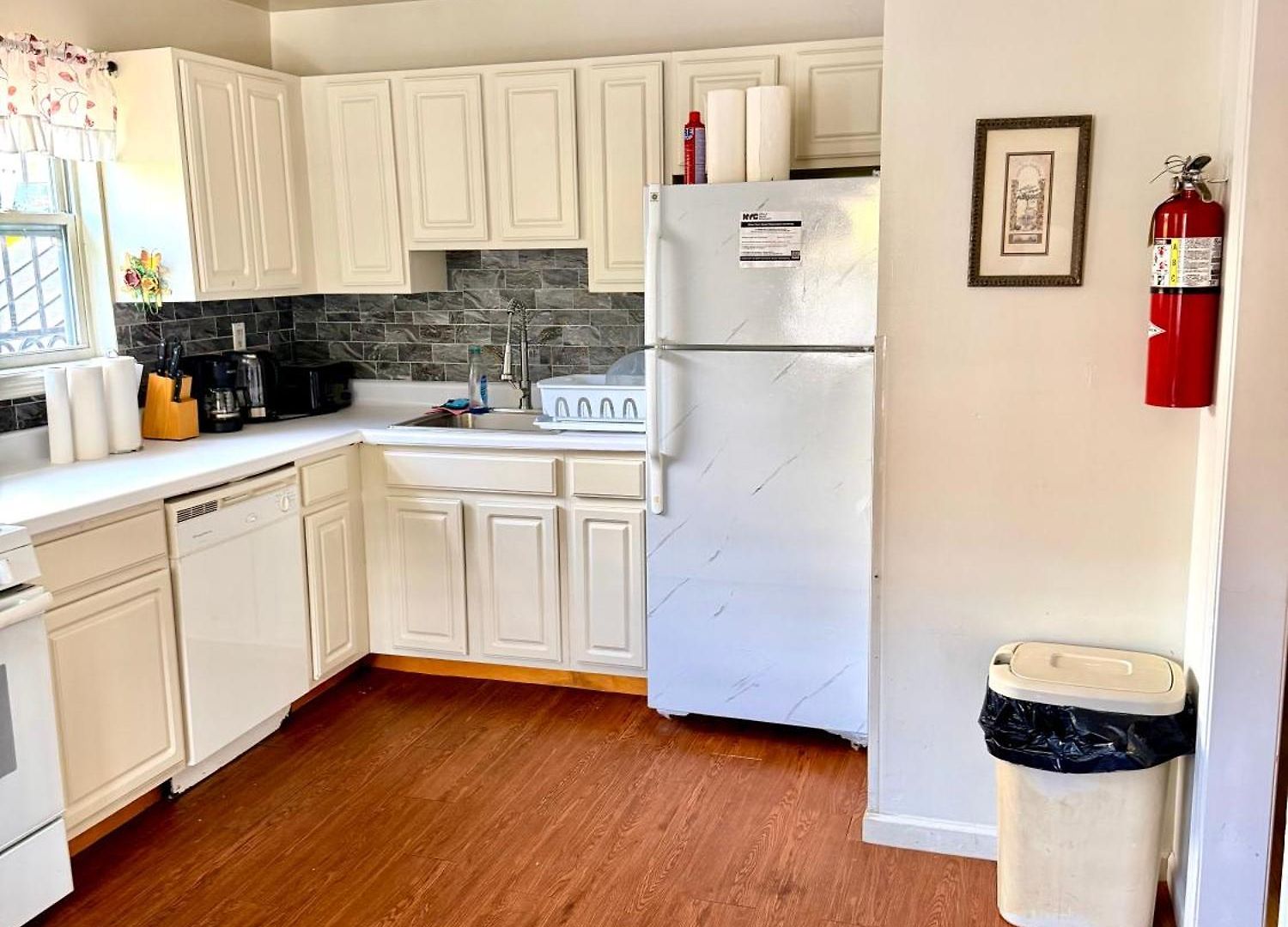 Large 3-bedrooms/2-bath Apt, One Block To Train Homestay New York