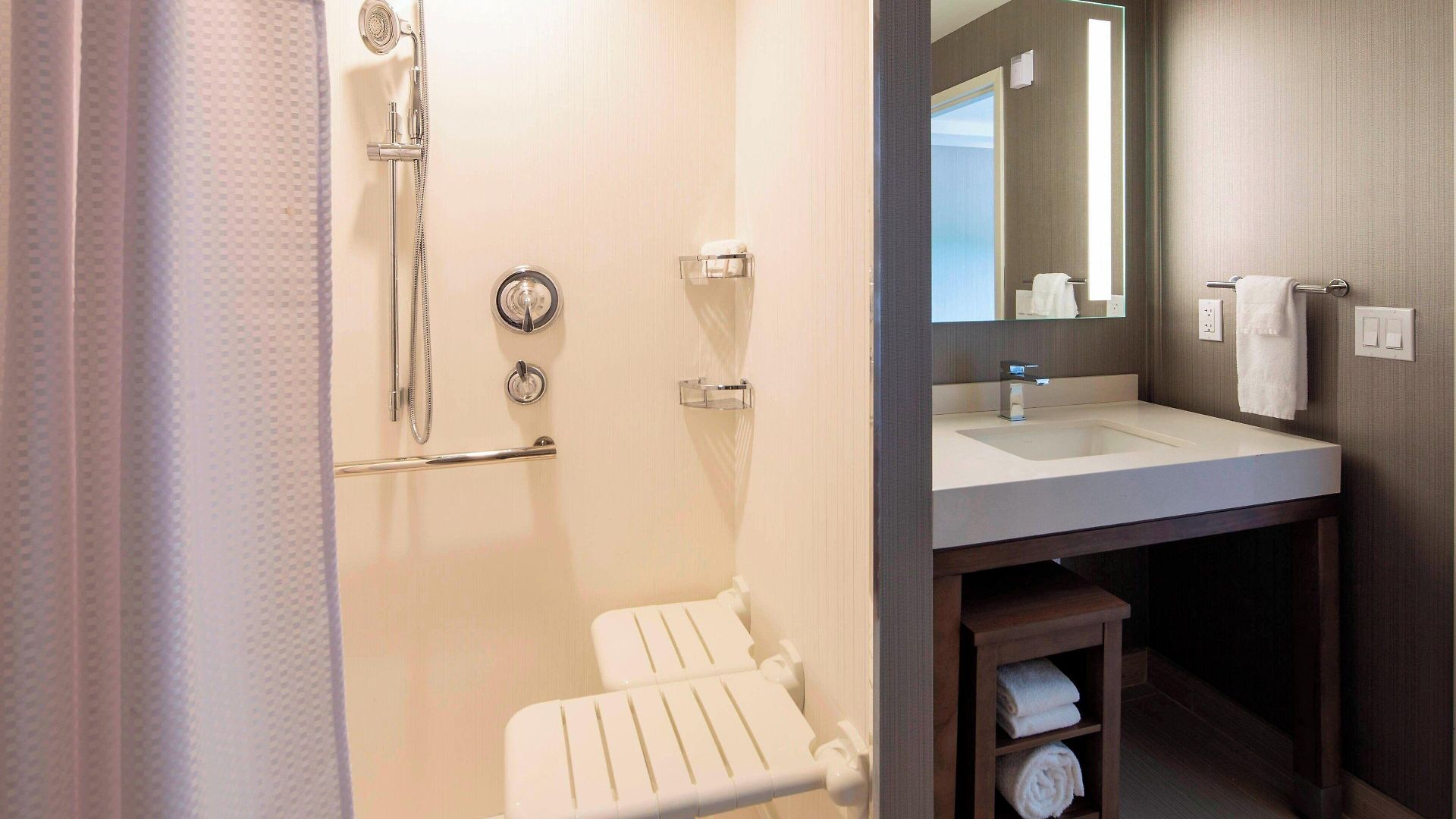 Courtyard By Marriott Queens/fresh Meadows 3*