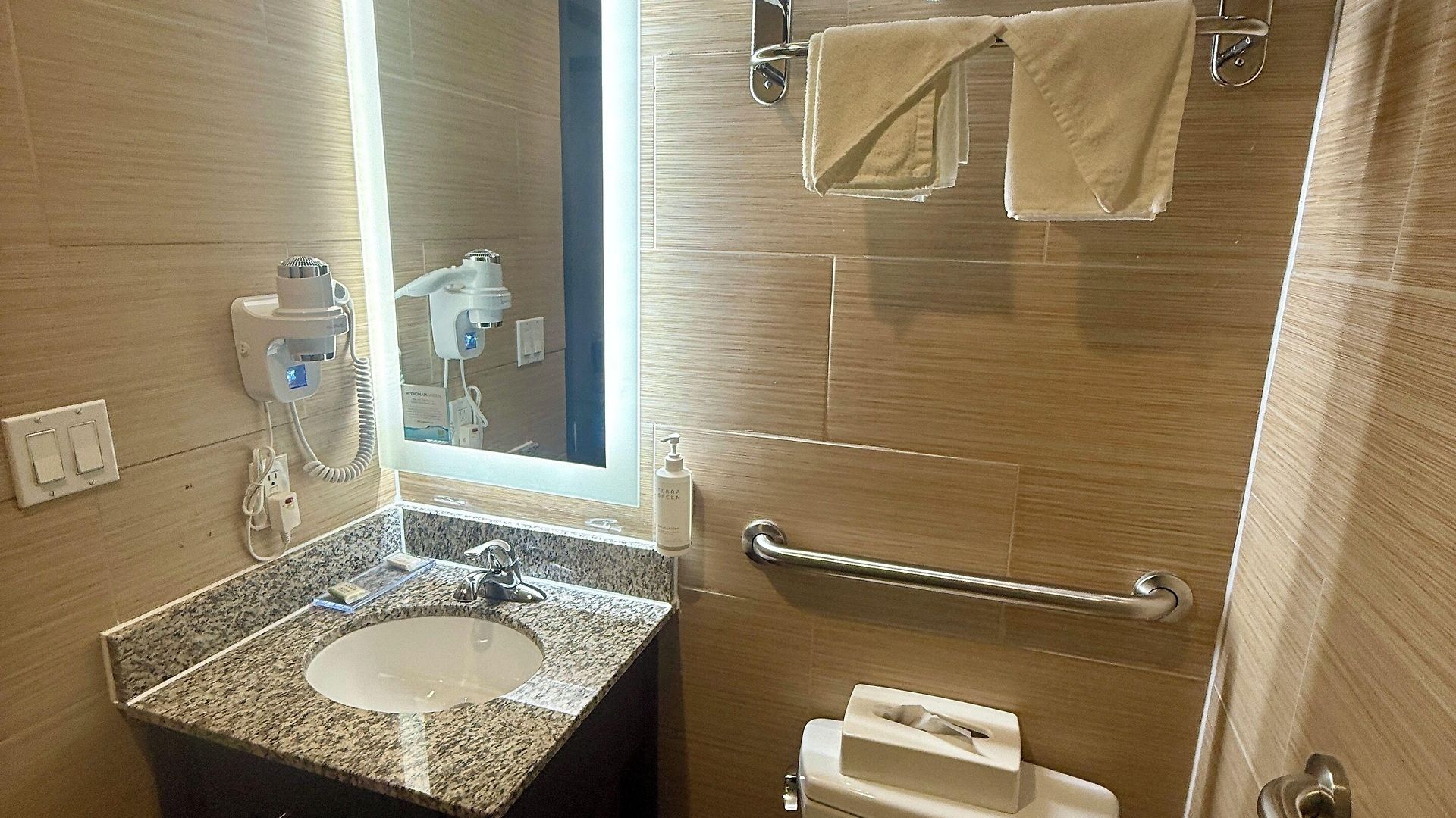 Hotel Days By Wyndham Brooklyn Borough Park