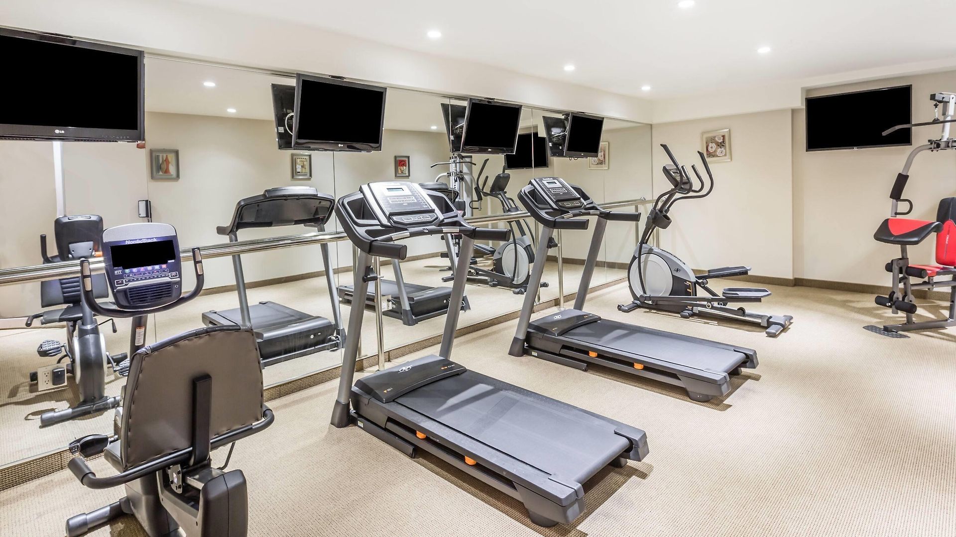Ramada By Wyndham Flushing Queens 3*