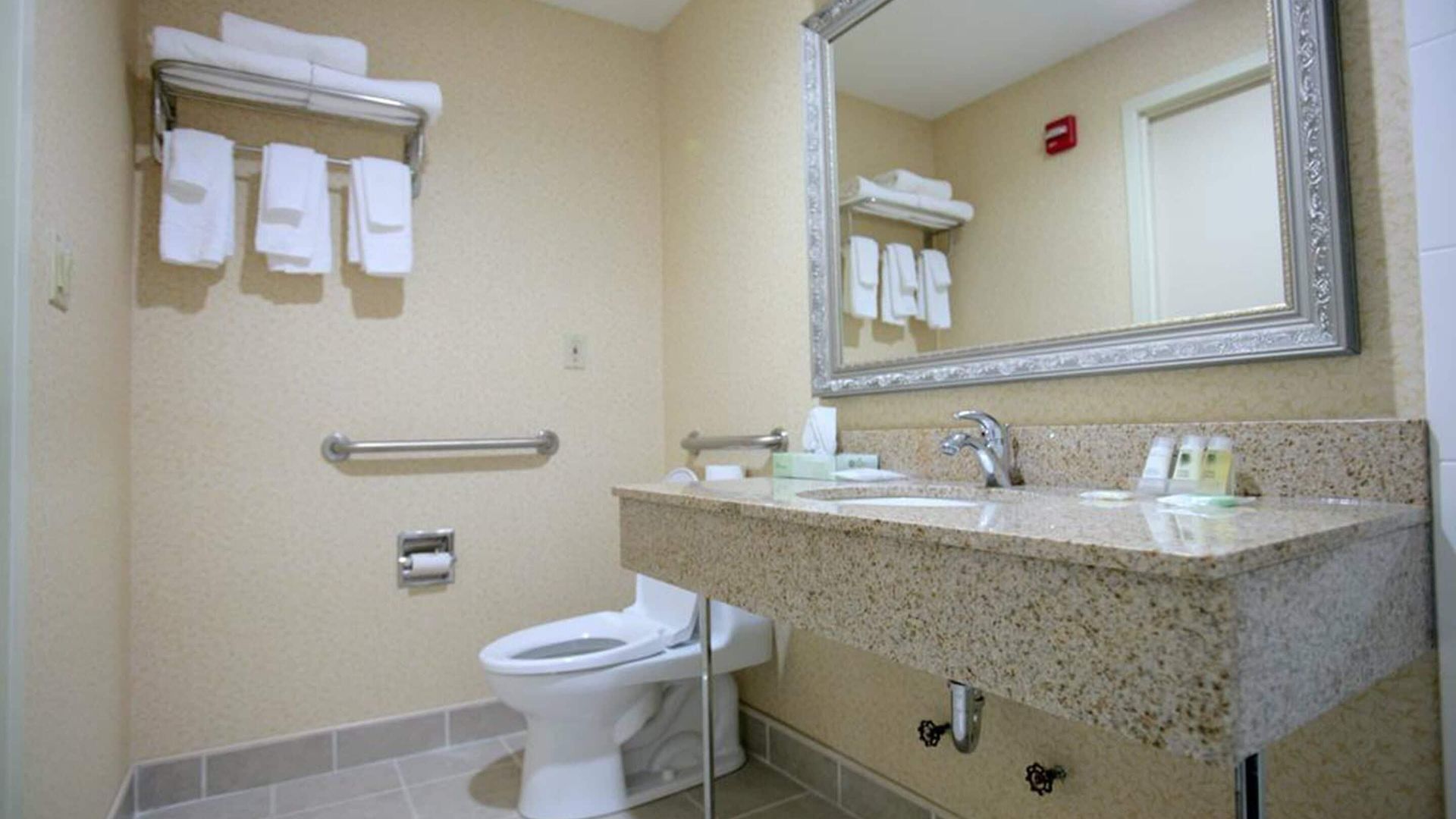 - Laguardia Airport Hotel