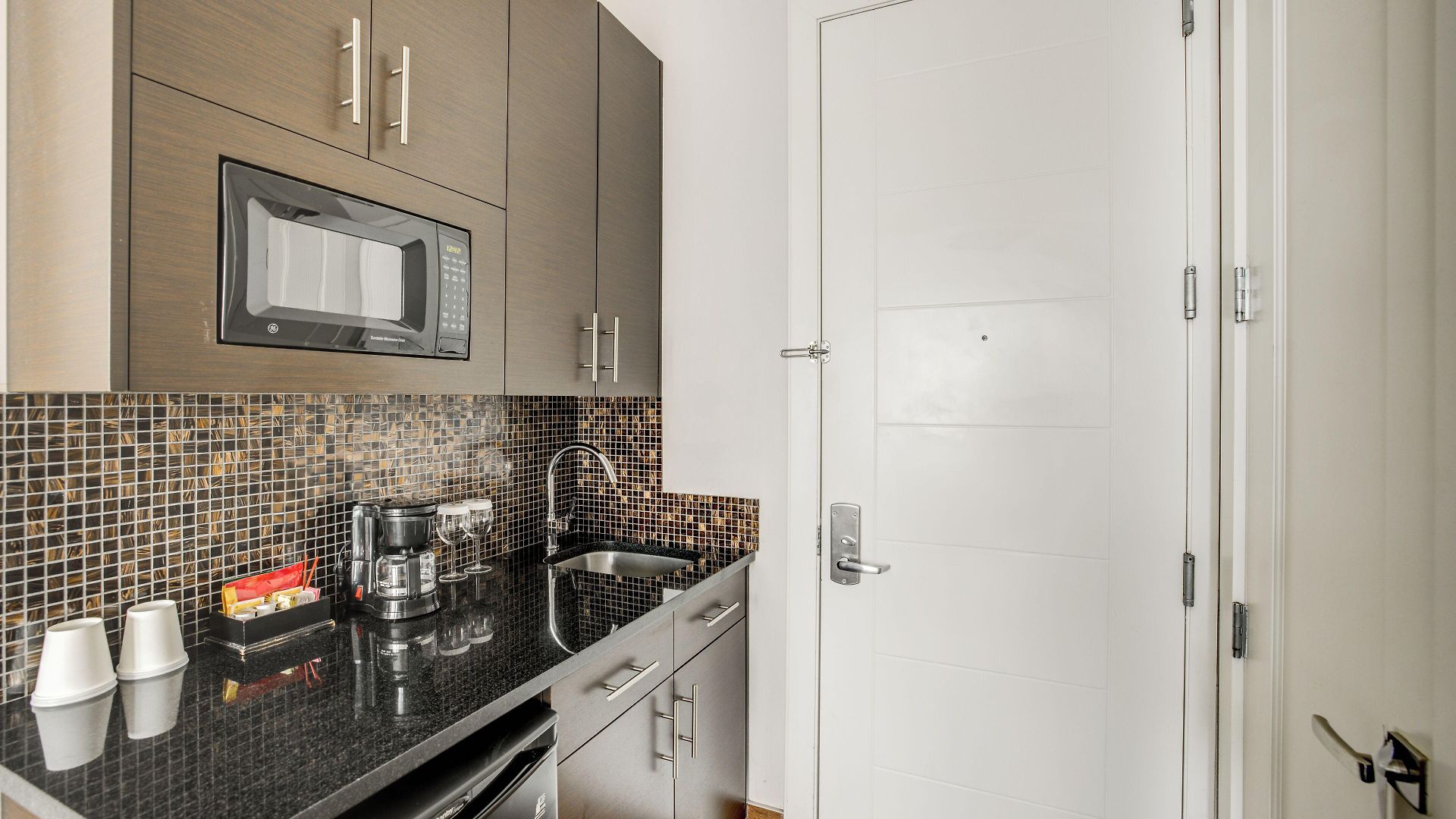 Hotel Aura Brooklyn 4*