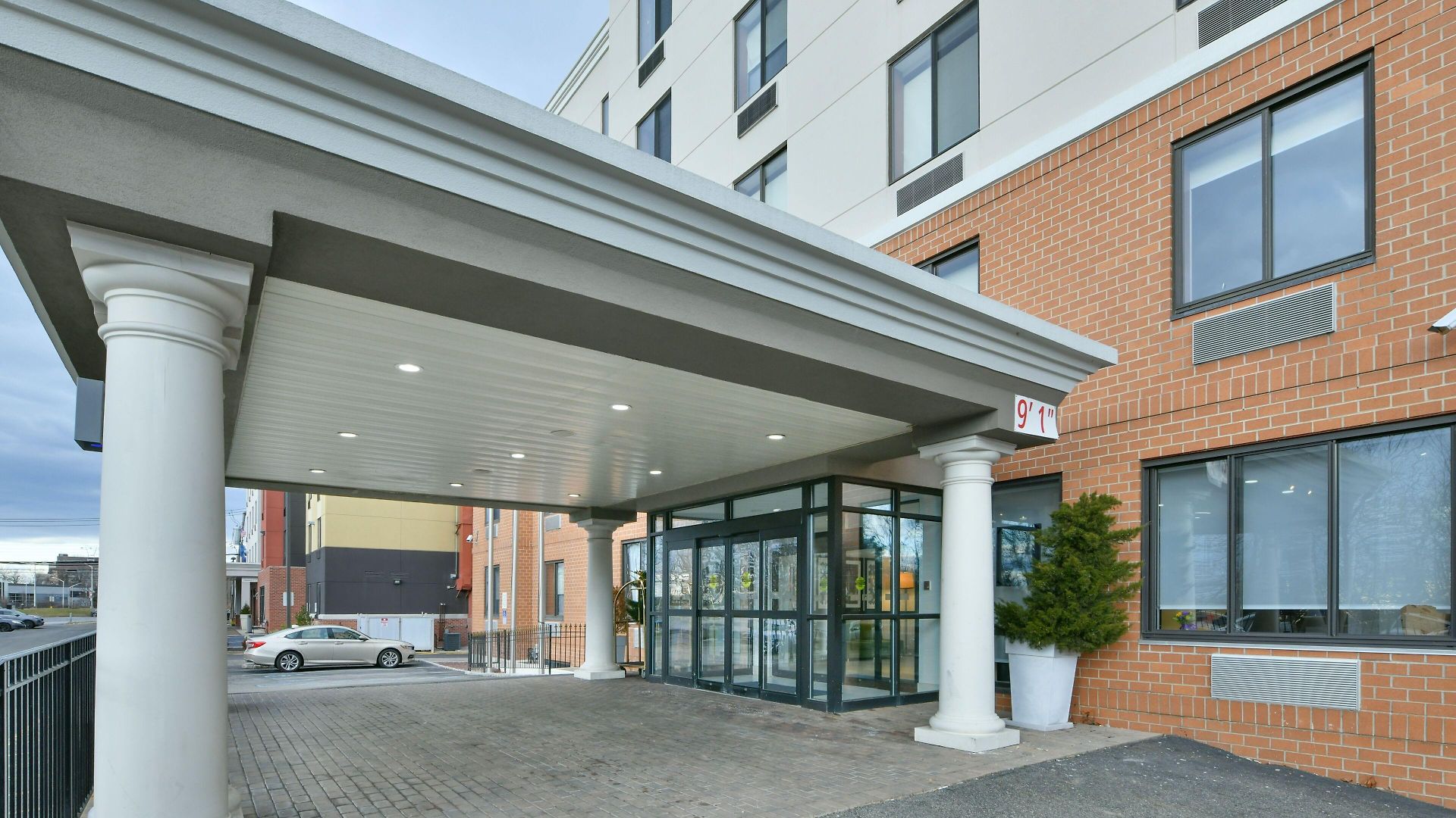 Hotel Country & By Radisson, Staten Island New York