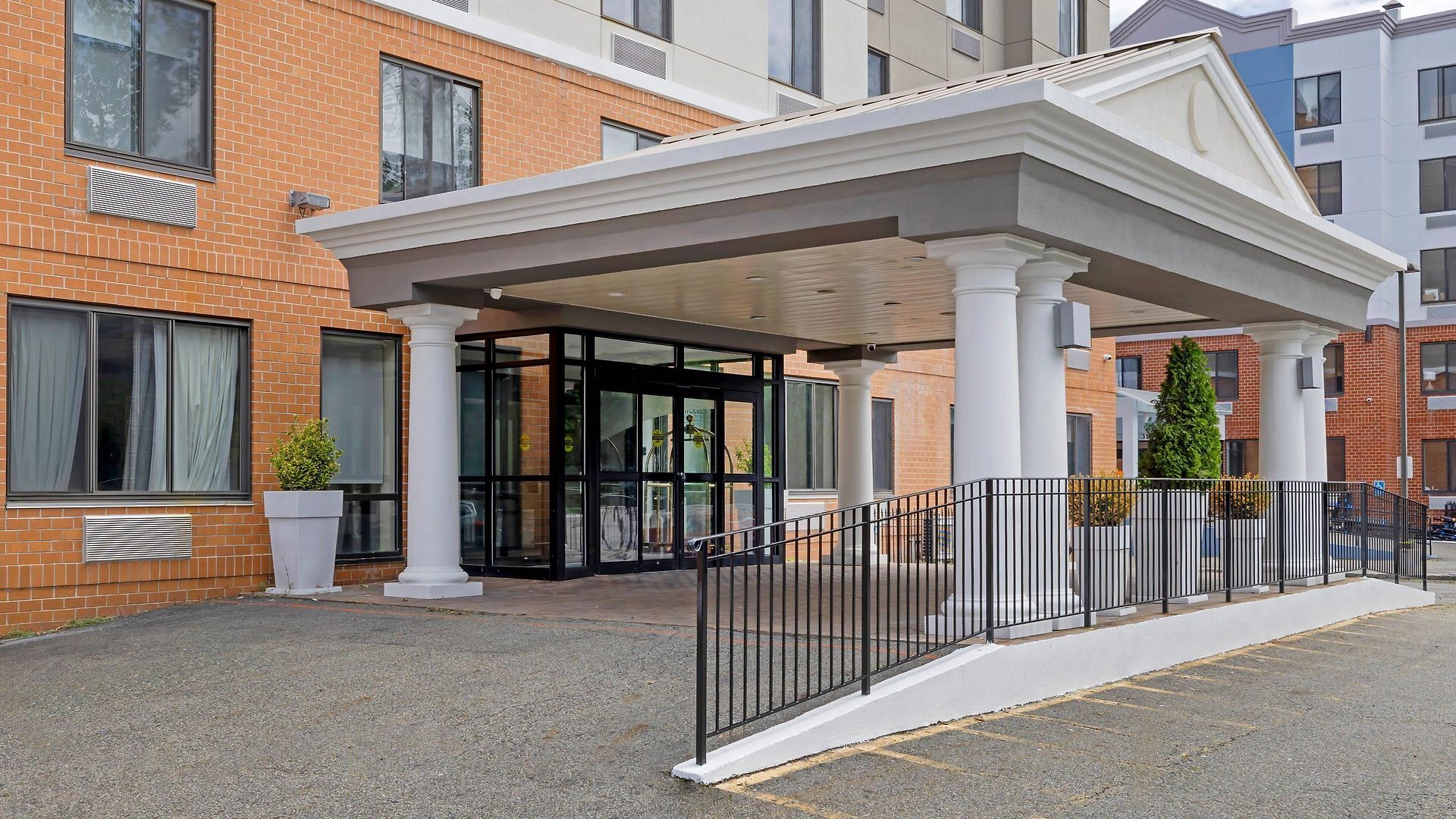 Country & By Radisson, Staten Island