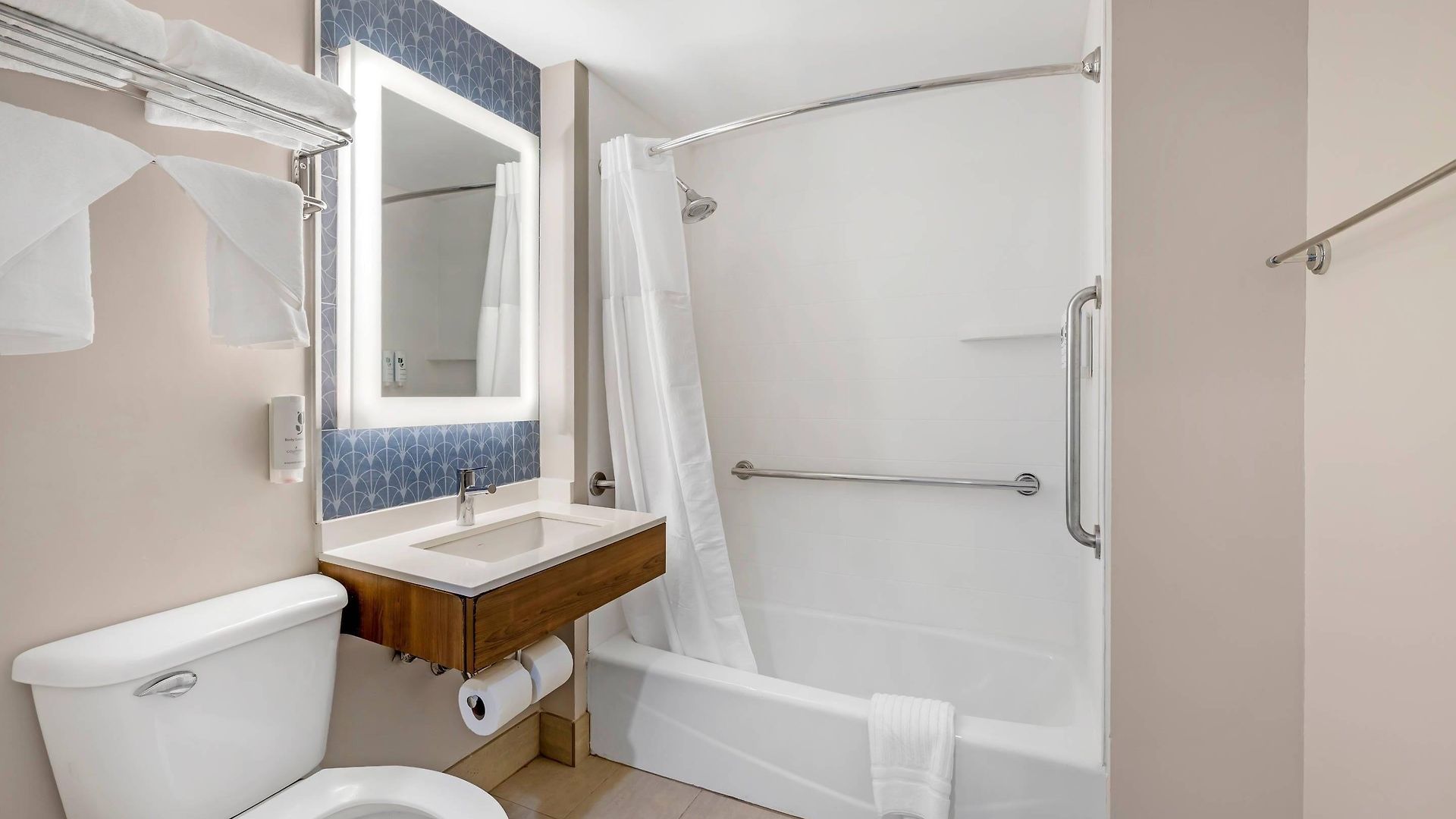 Hotel Country & By Radisson, Staten Island New York