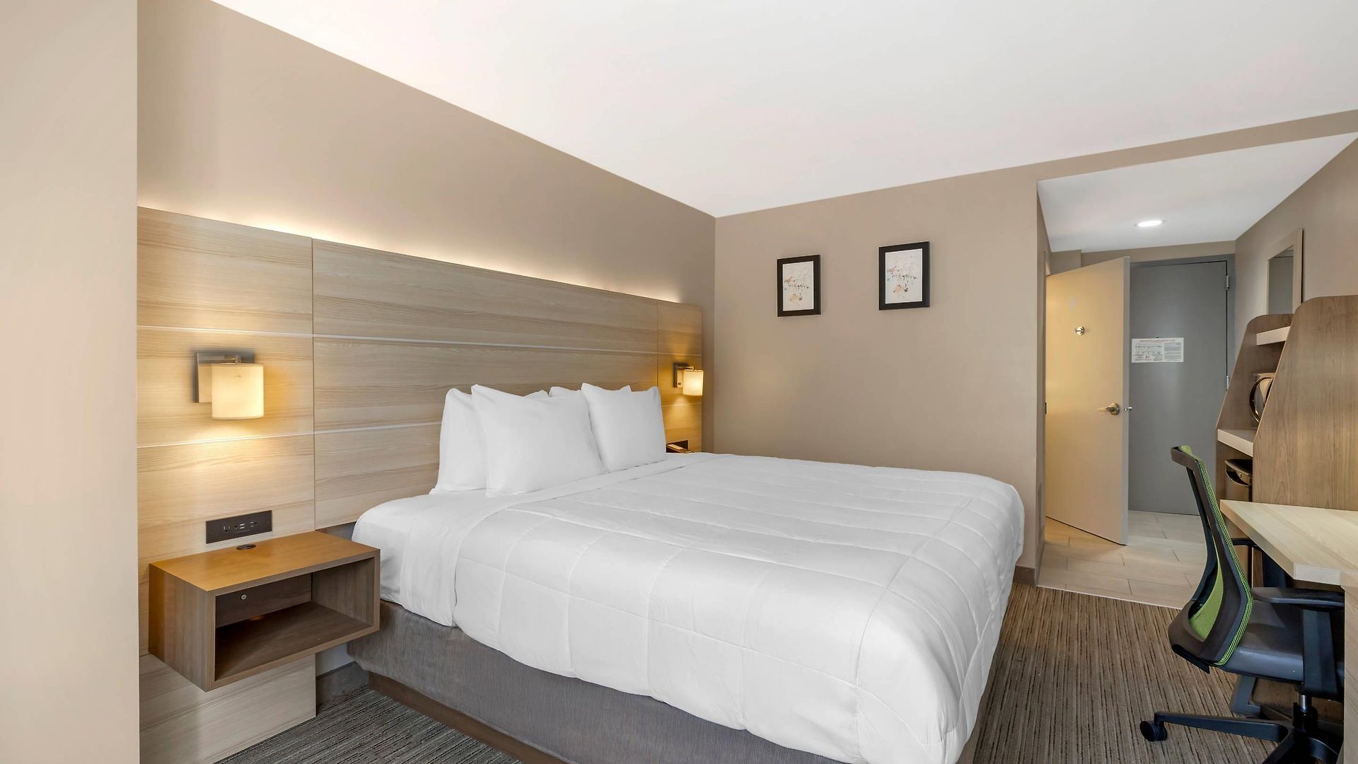 Country & By Radisson, Staten Island 3*