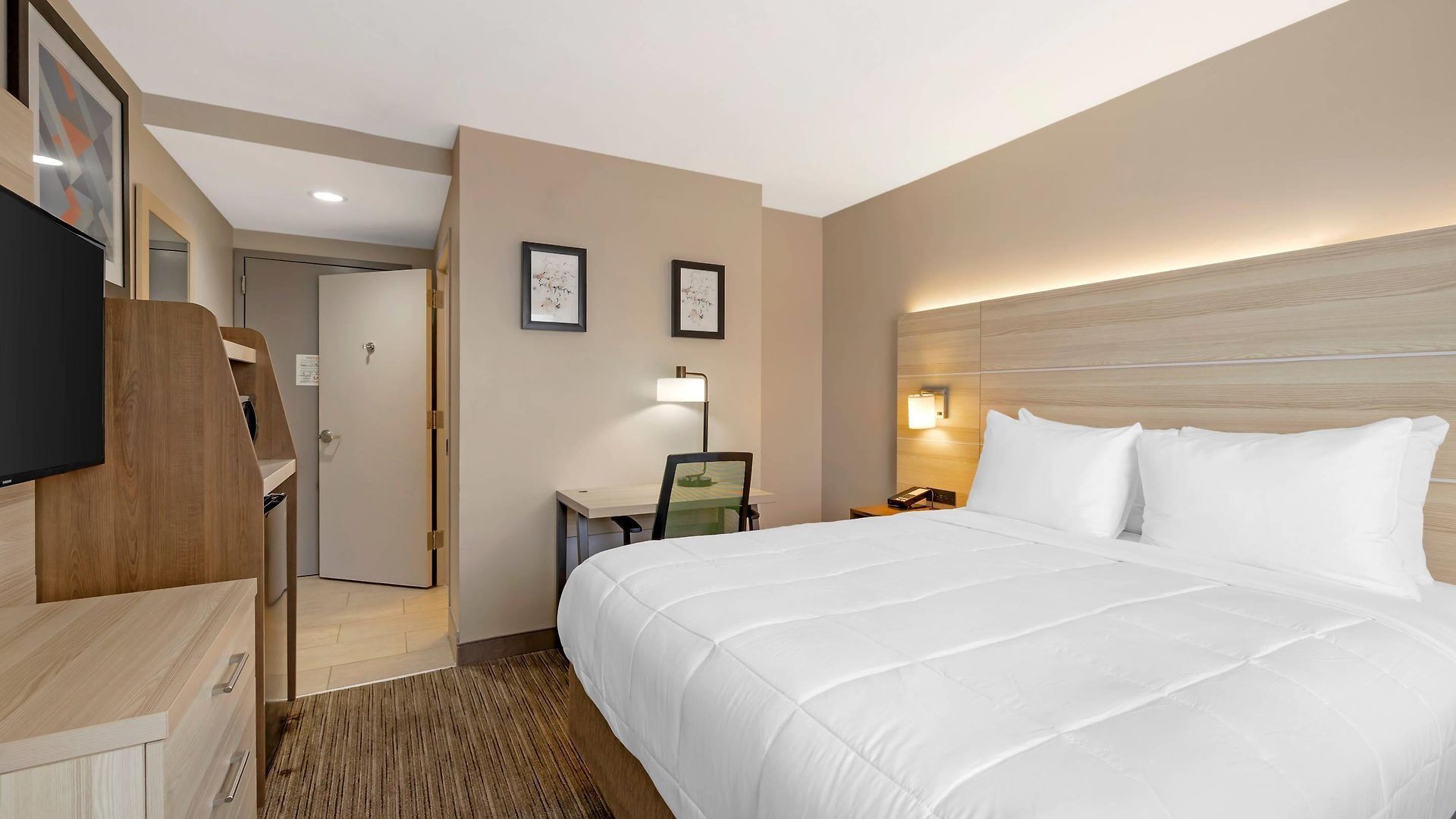 Country & By Radisson, Staten Island 3*