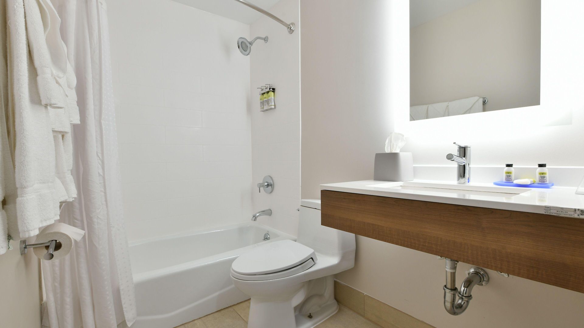 Hotel Country & By Radisson, Staten Island New York