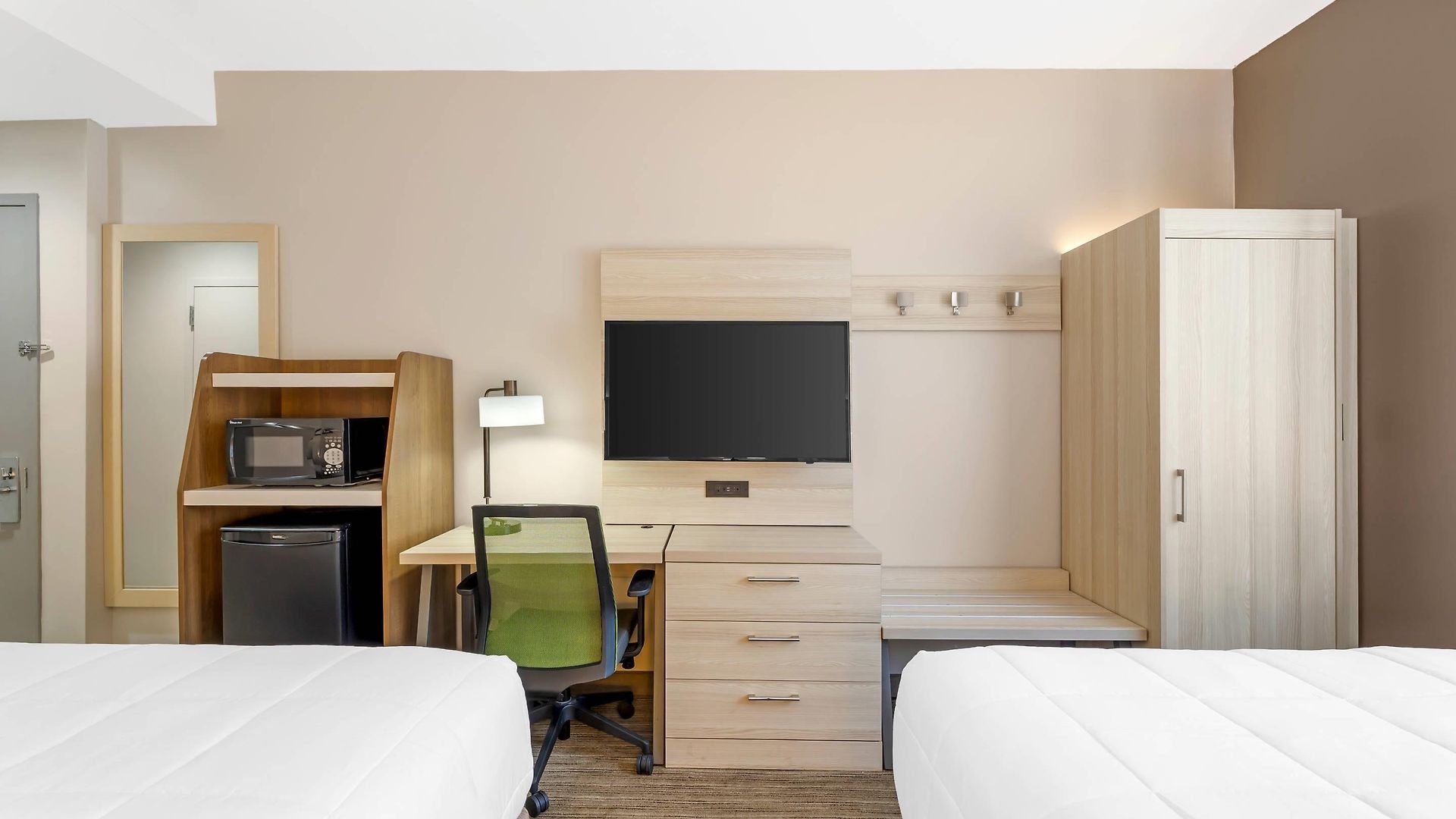 Hotel Country & By Radisson, Staten Island New York