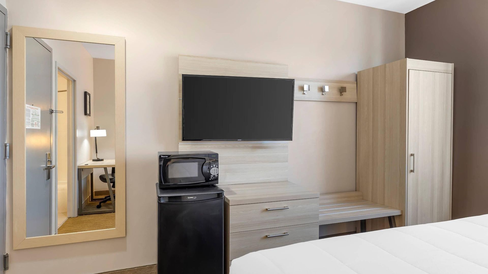 Country & By Radisson, Staten Island