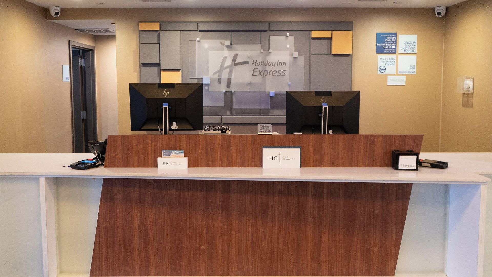 Express Maspeth By Ihg Hotel 2*