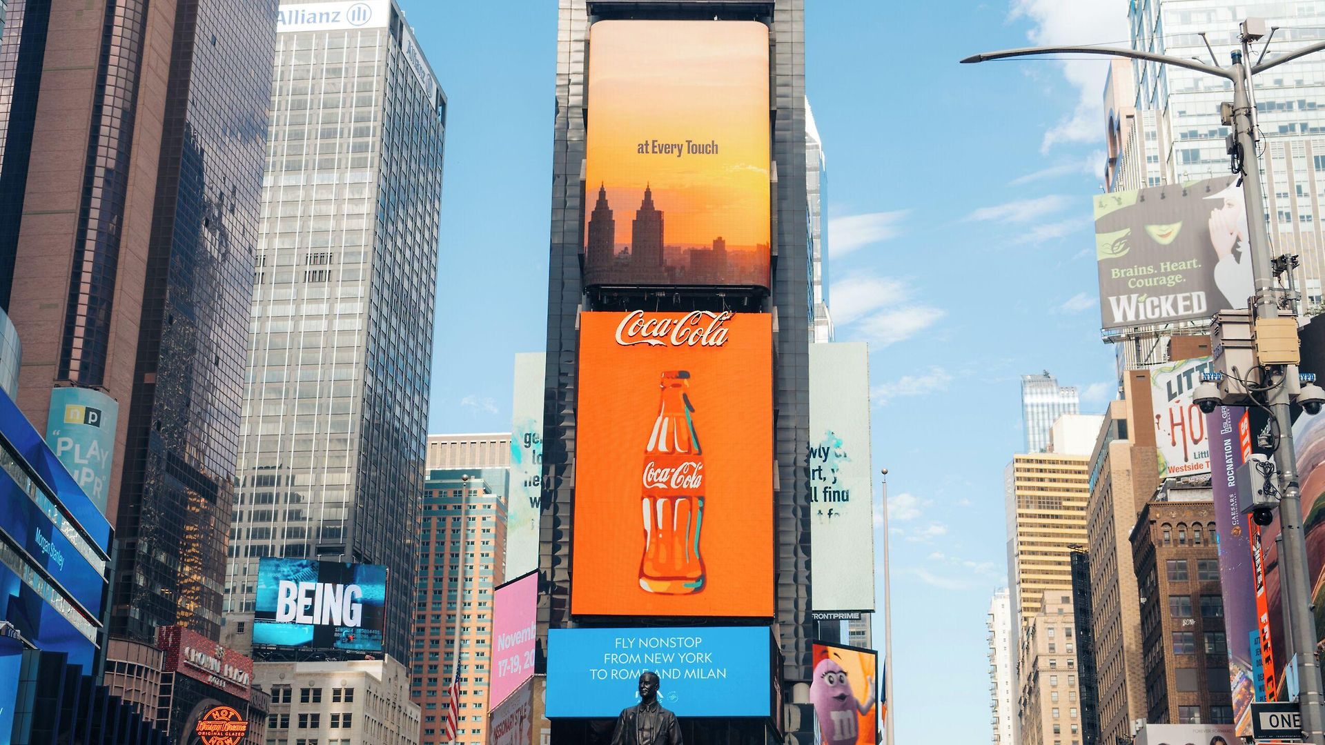 Hotel The Iroquois Times Square, A Small Luxury New York