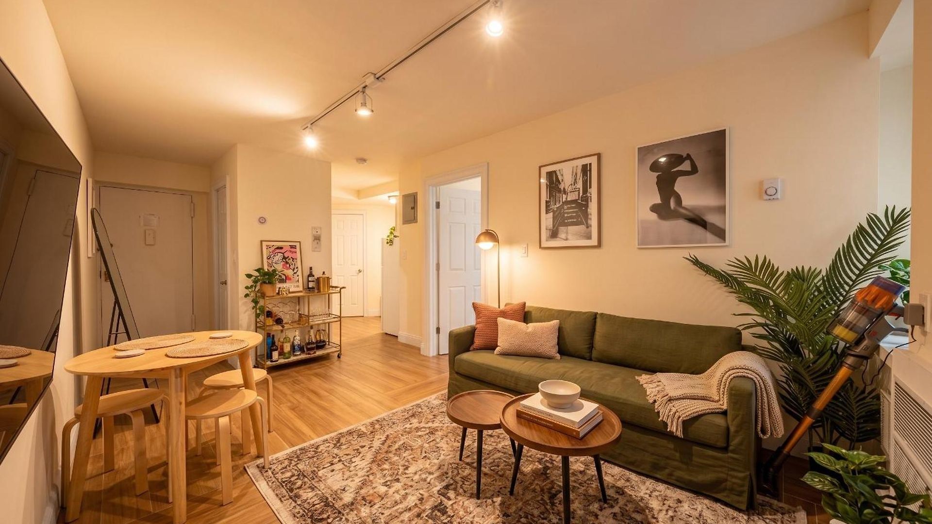 Chic One Bedroom Retreat In Downtown Manhattan *