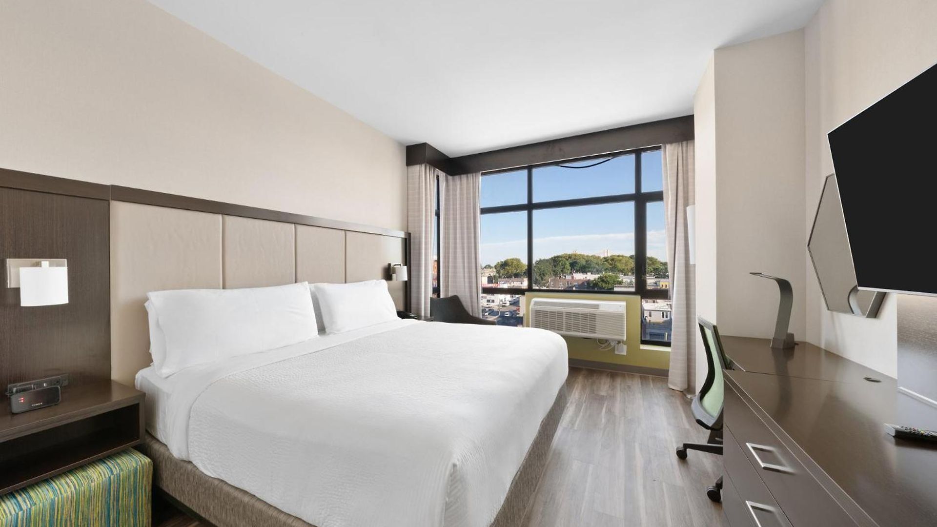 Express Long Island E - By Ihg