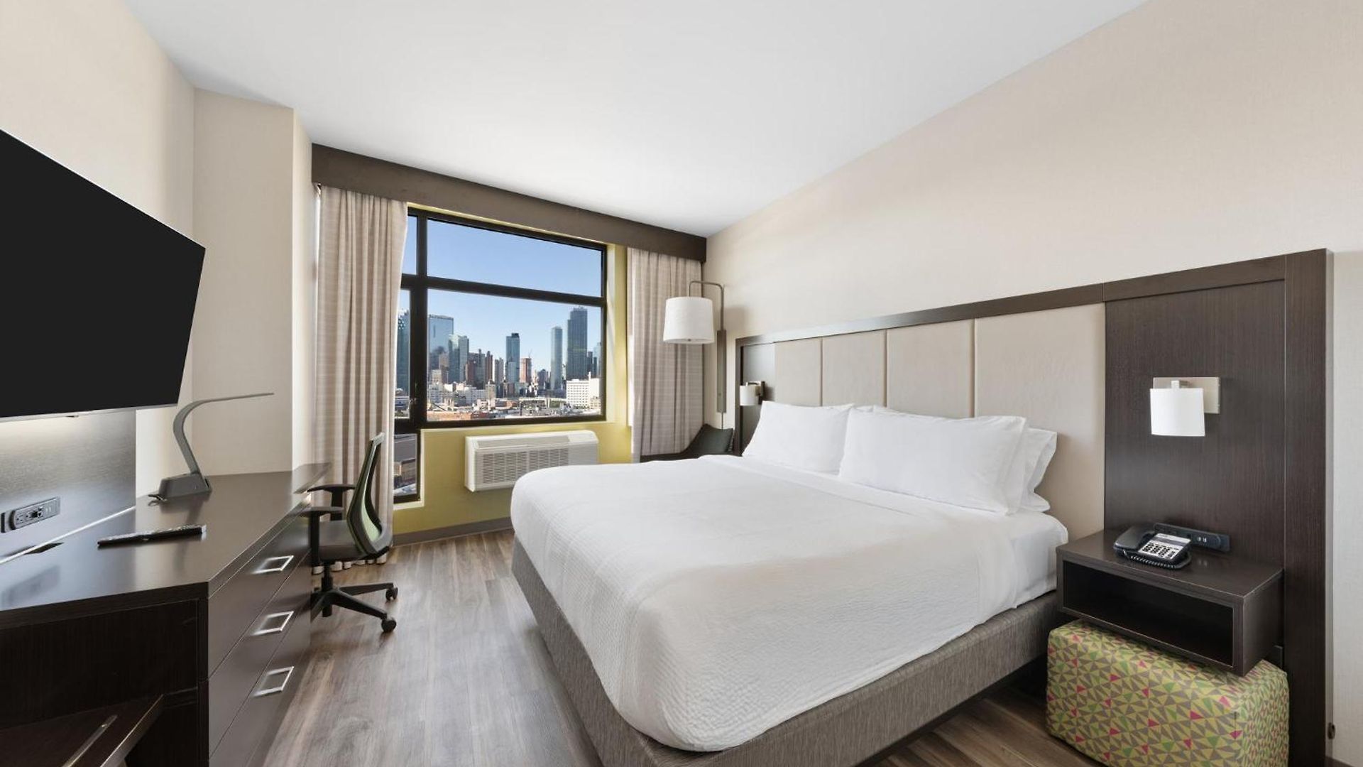 Express Long Island E - By Ihg Hotel 3*