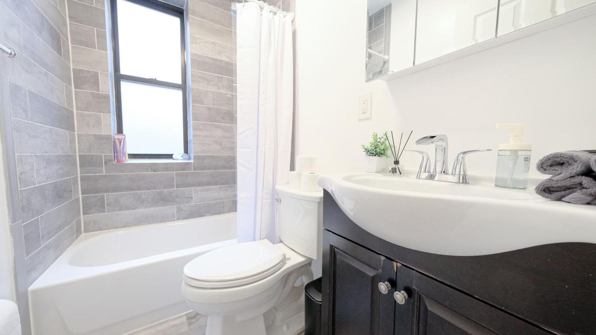 Holiday home Sunny 4br/2ba Retreat In Morningside Heights, Nyc