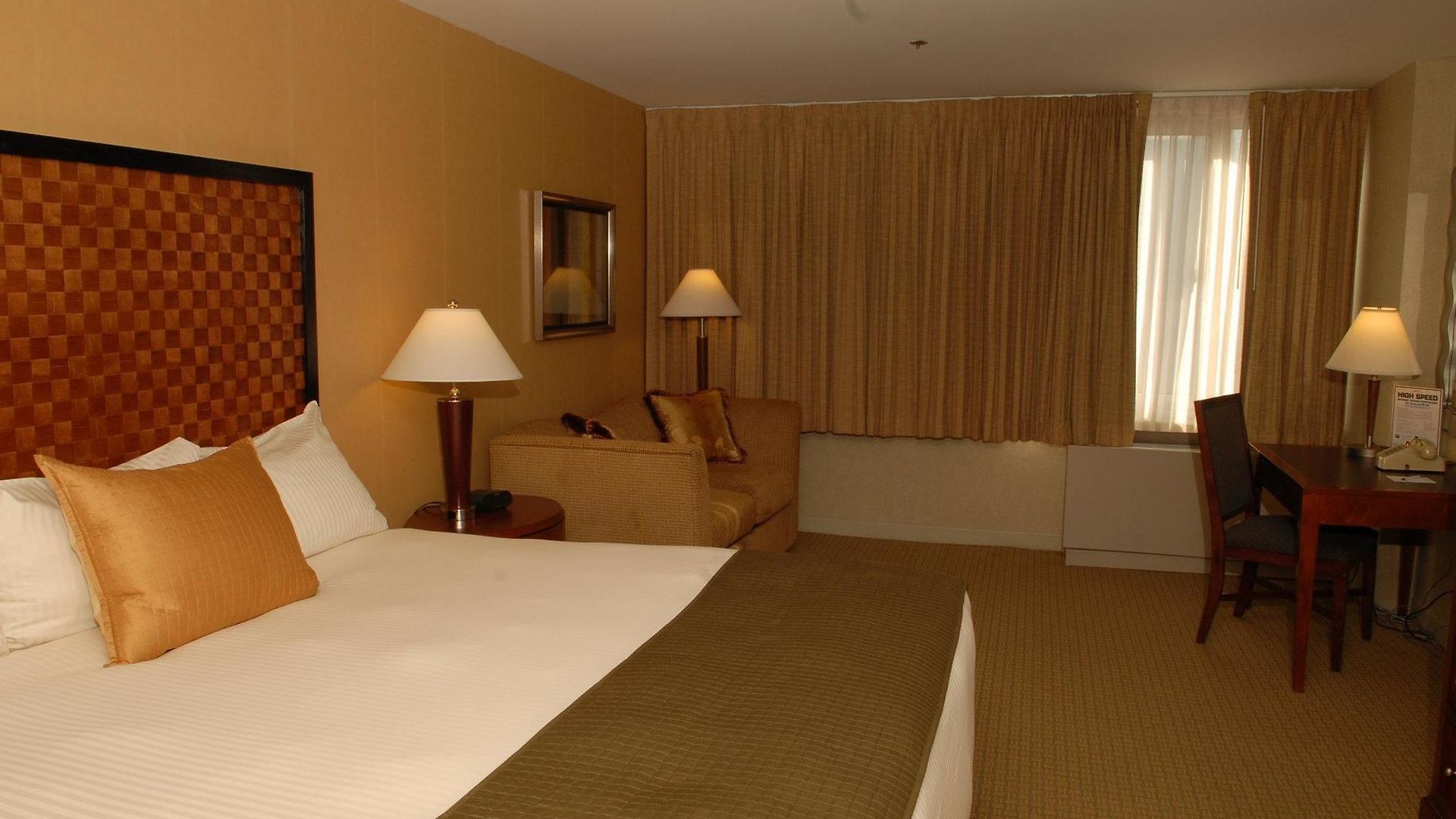 Hotel The Skyline 3*