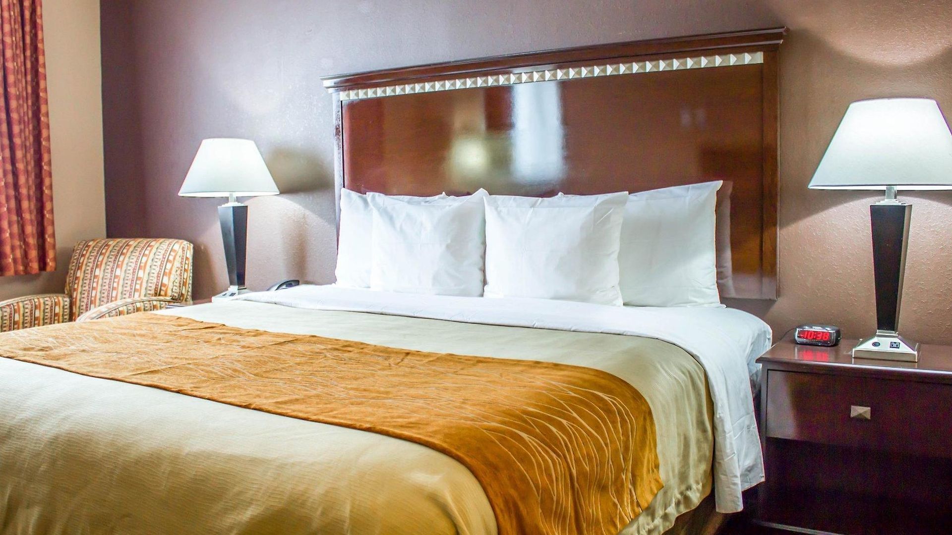 Travelodge By Wyndham Queens Hotel