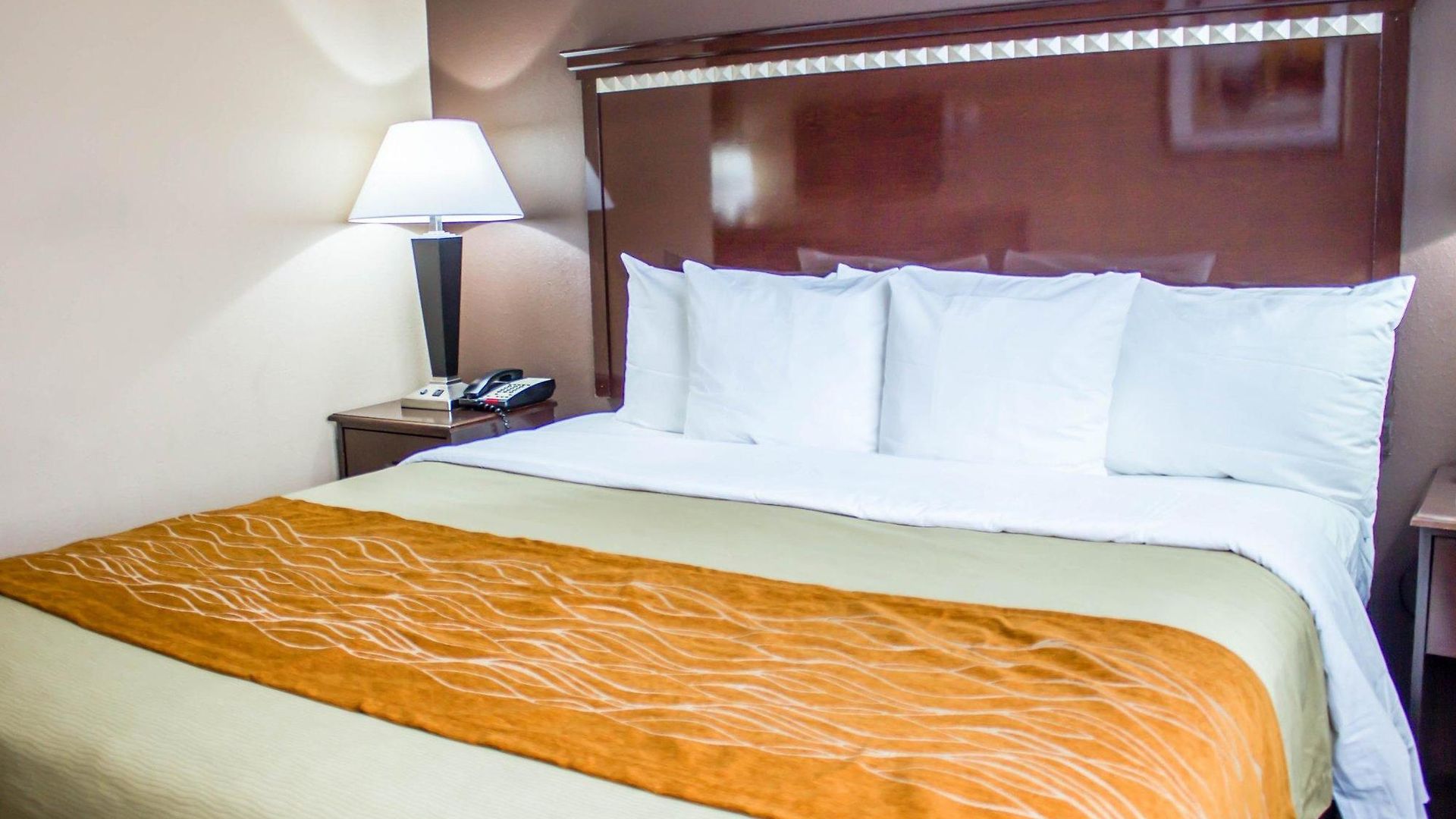 Travelodge By Wyndham Queens Hotel