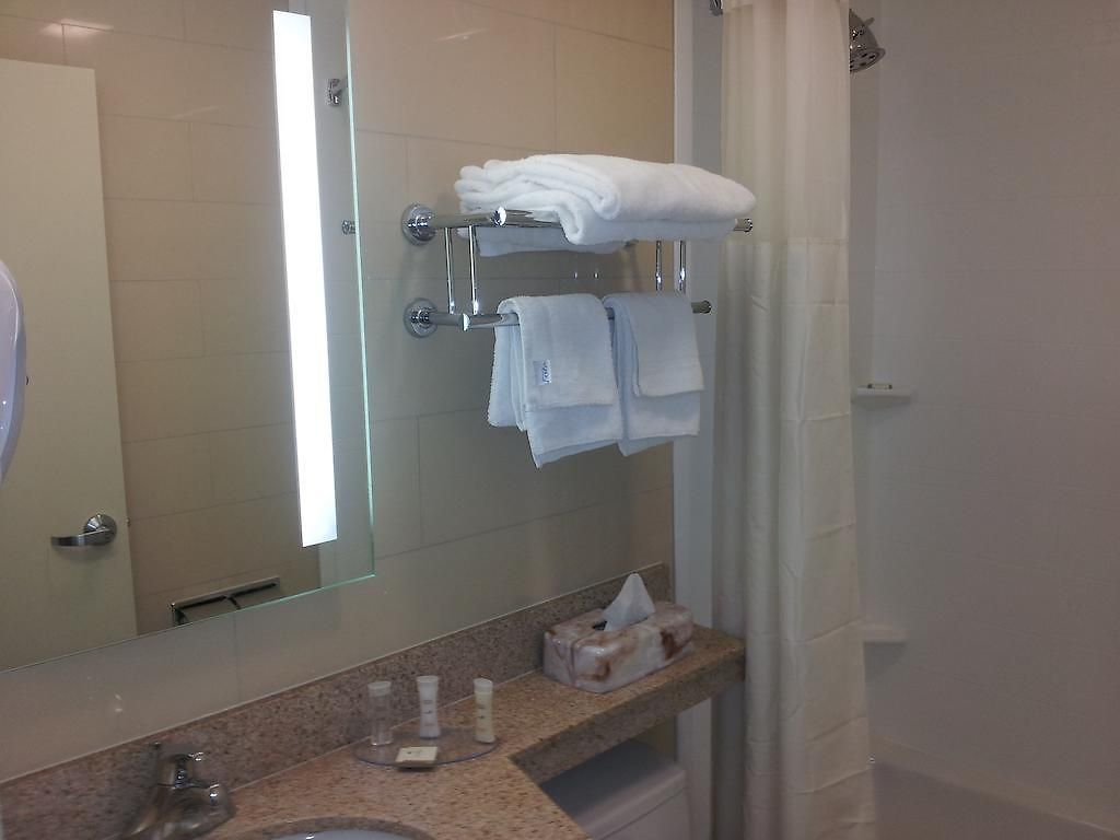 Howard Johnson By Wyndham Jamaica Ny Near Airtrain Jfk